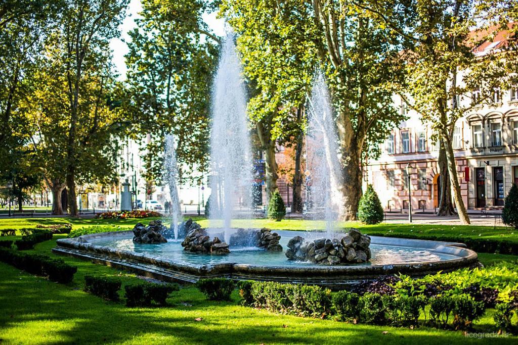 ザグレブLocal Heart At Main Square And Zrinjevac Park!アパートメント エクステリア 写真